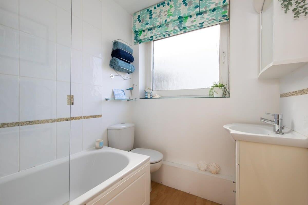 Sunny & Modern Near The Beach & Village W Parking Ист-Уиттеринг Экстерьер фото